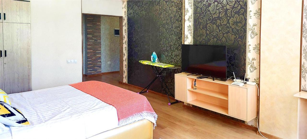 Apartment With Panoramic View In The Center 比什凯克 外观 照片